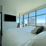 Elegant Cityview Condo In Toronto